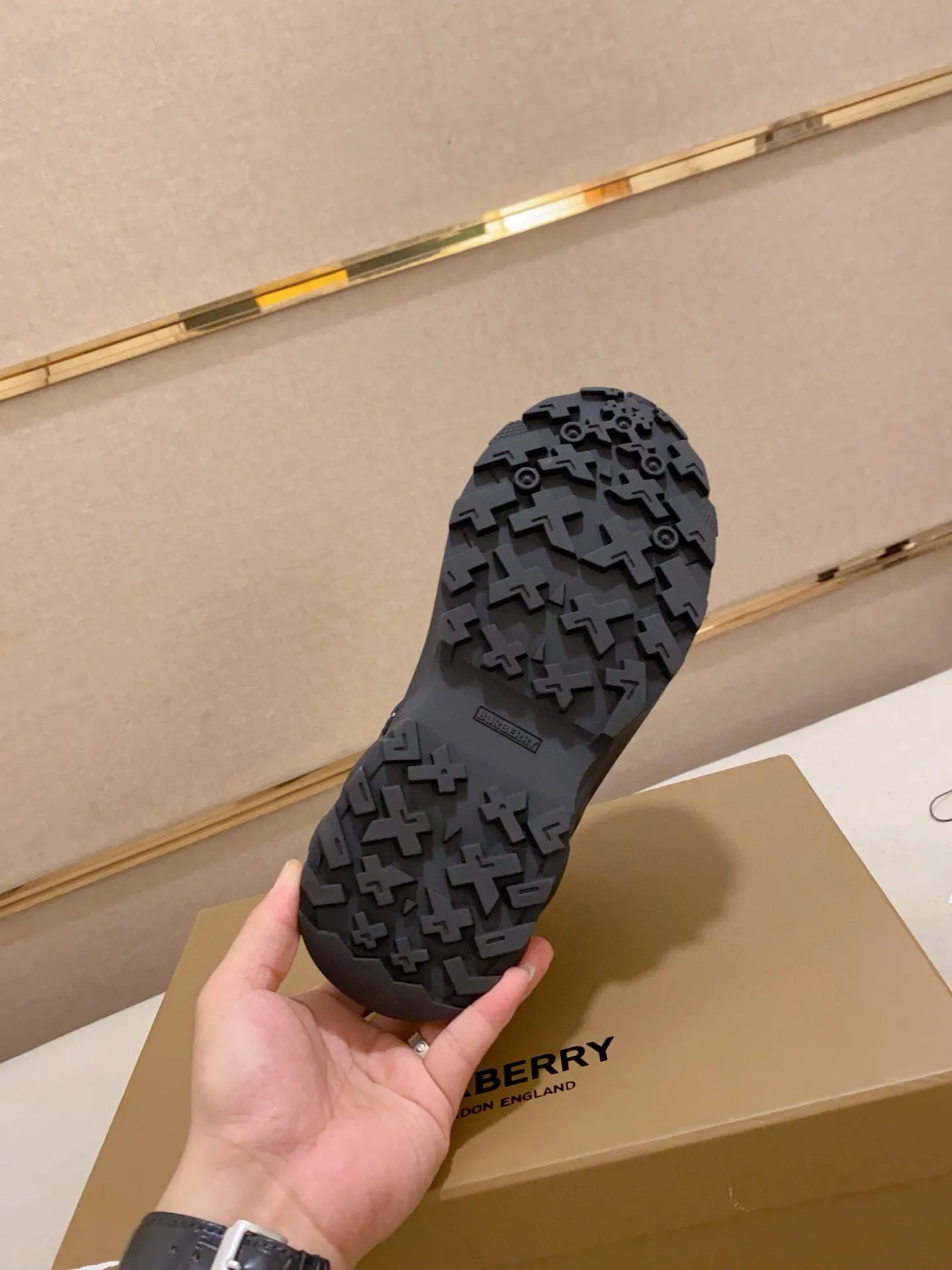 Men's shoes 💰: 640💰🇮🇹🇮🇹BURBERRY's top purchasing agents are available simultaneously at the counter. 🔍🔍Synchronized sales. Positive code number: 38-46. Italian imported cowhide, fully imported sheepskin lining, sole: original sole provided by the original factory, exclusive movable molded sole, super comfortable, original factory follow-up goods, 🔍🔍high quality, you can enter and exit the counter at will, welcome to compare